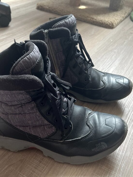 North Face Men\'s Boots (Size 9M)